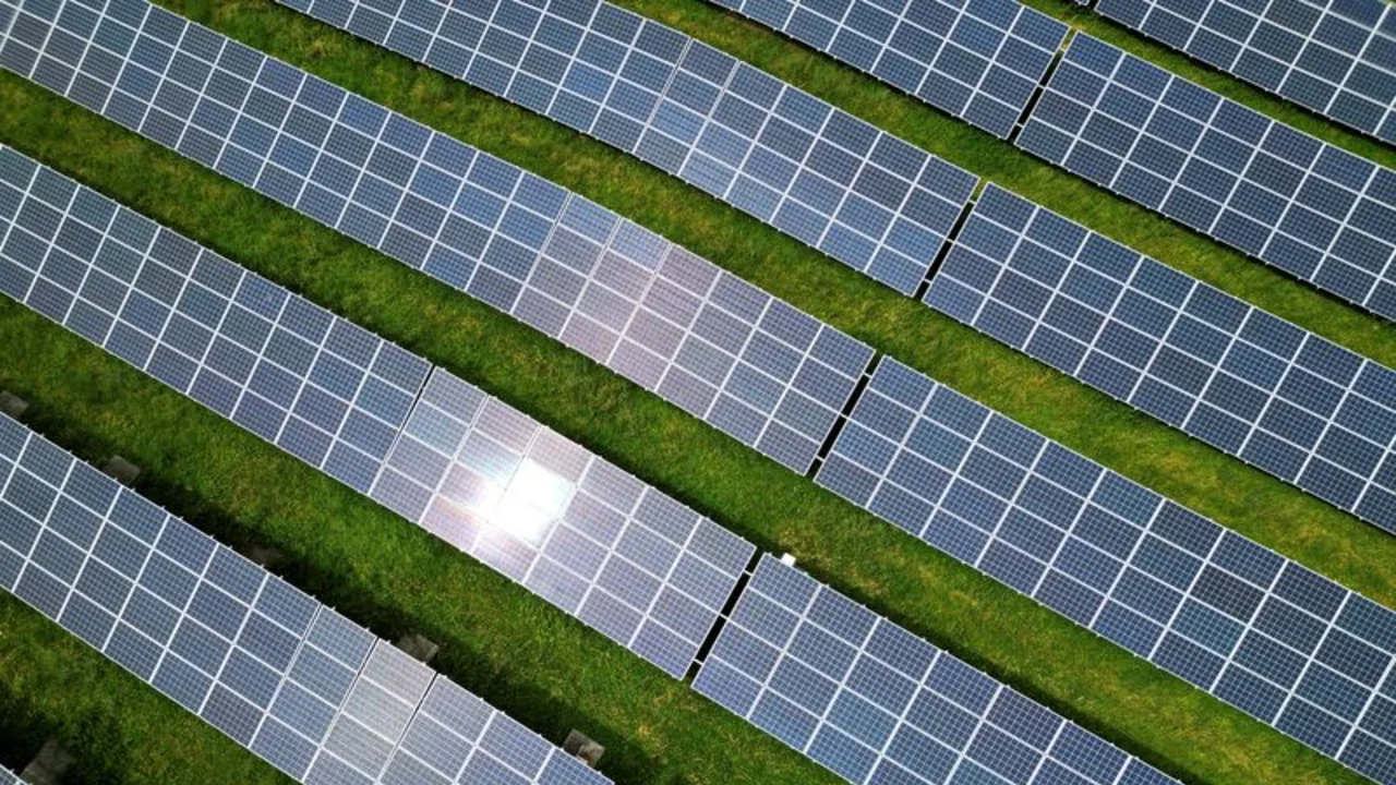 La energía solar encabeza la combinación energética de la UE por primera vez en junio, según Ember