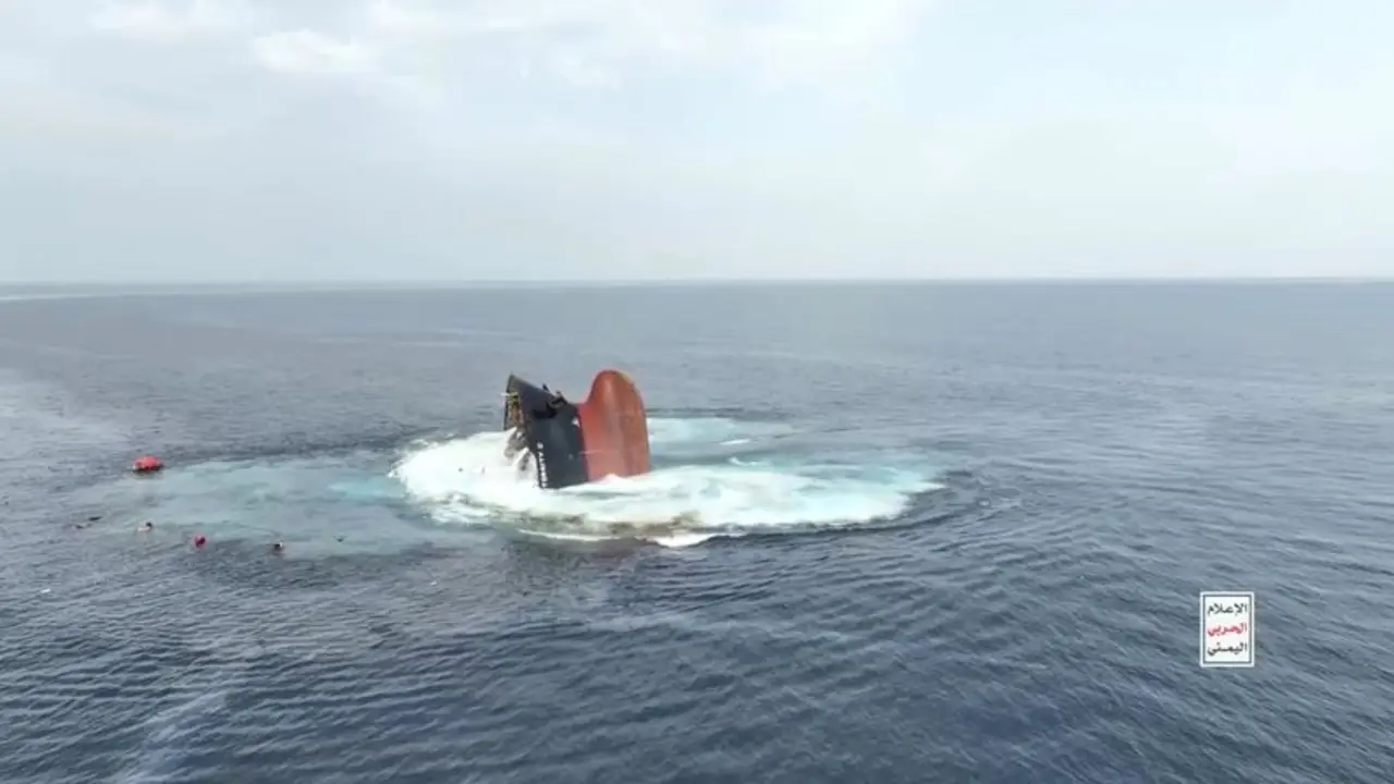 Otros cuatro marineros son rescatados del barco hundido por los hutíes y 11 siguen desaparecidos