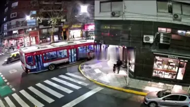 Alerta en Recoleta: un colectivo perdió el control, chocó y hay varios heridos
