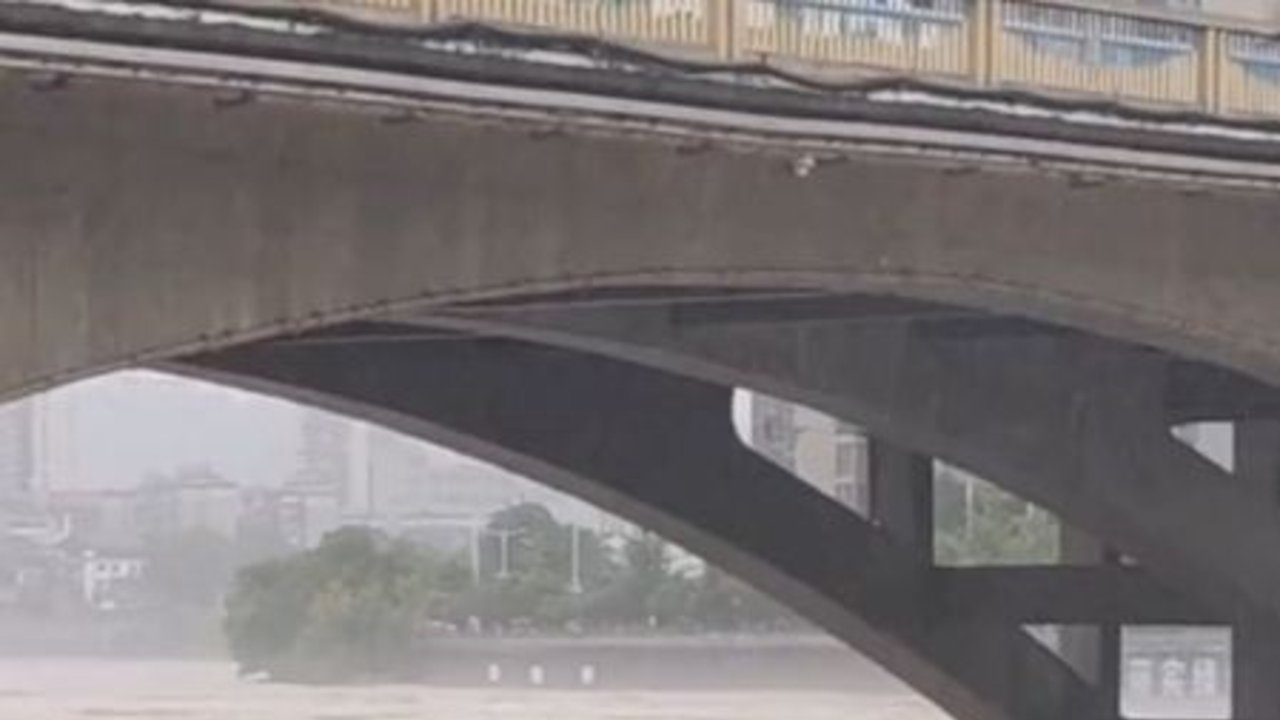 Los ríos del suroeste de China superan los niveles de alerta y miles de personas son evacuadas