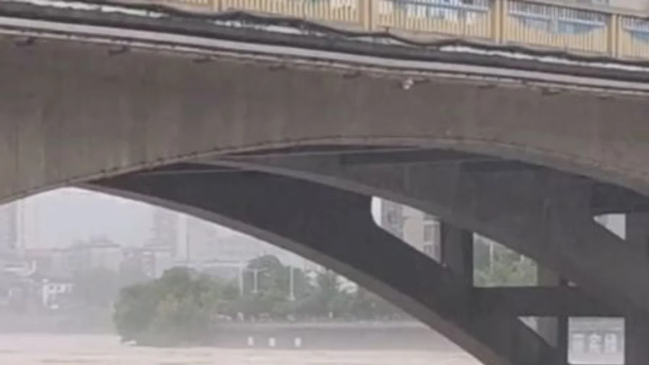 Los ríos del suroeste de China superan los niveles de alerta y miles de personas son evacuadas