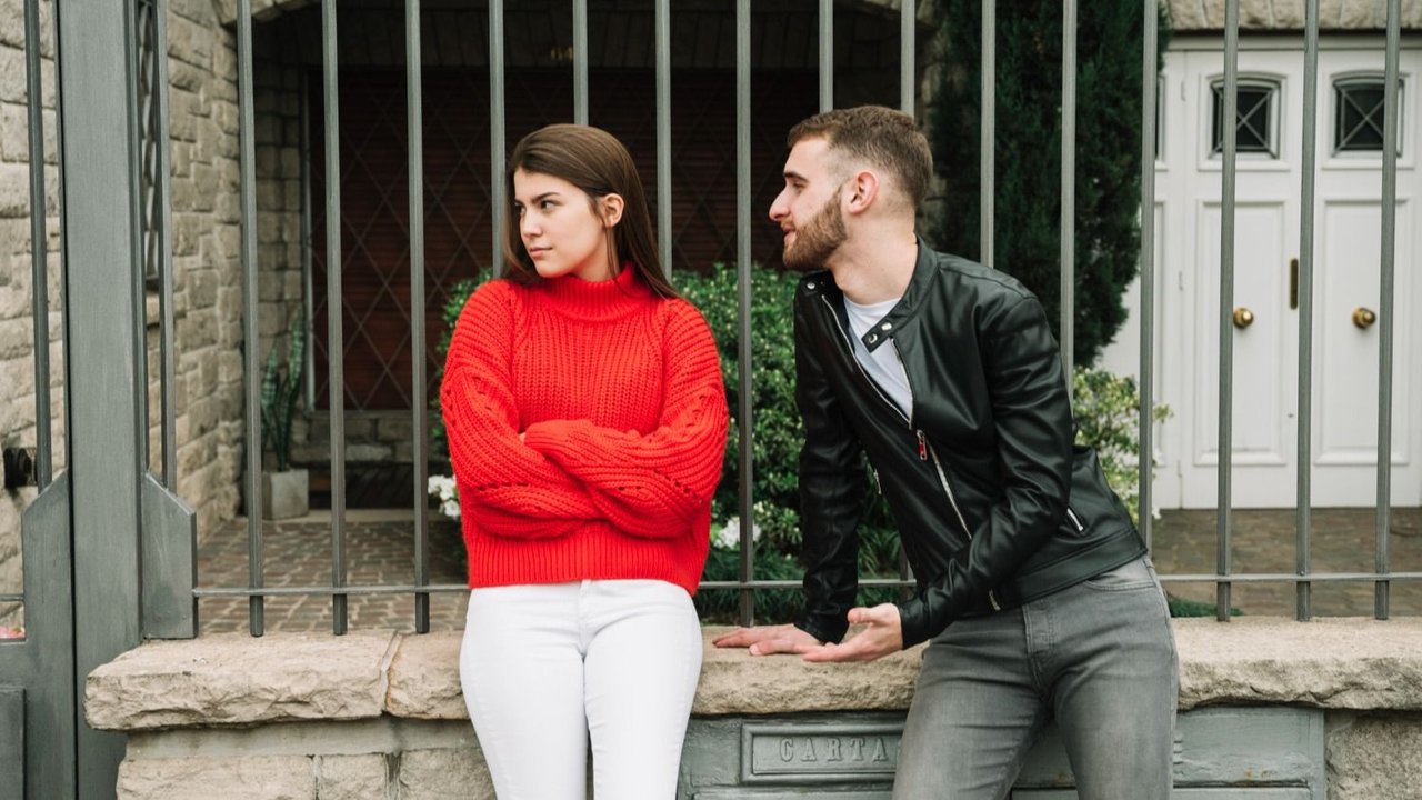 Una pareja discutiendo