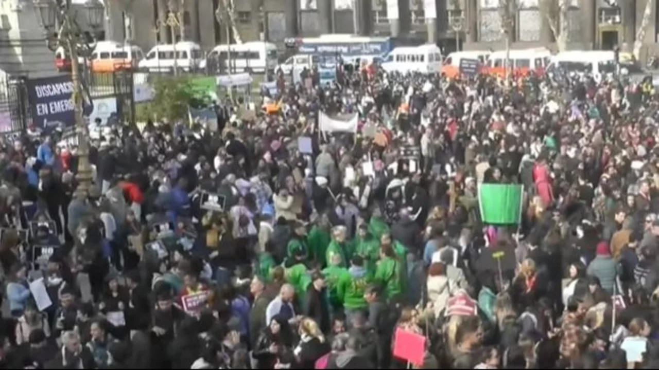 Una marcha en el Congreso presiona para que se apruebe la emergencia en discapacidad