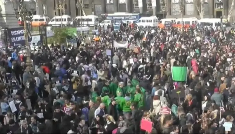 Una marcha en el Congreso presiona para que se apruebe la emergencia en discapacidad