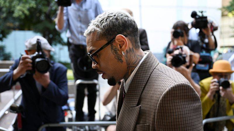 El cantante Chris Brown se declara inocente de un cargo menor de agresión en Reino Unido