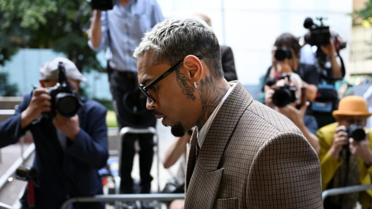 El cantante Chris Brown se declara inocente de un cargo menor de agresión en Reino Unido