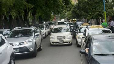 ¿Cuánto espacio hay que dejar en un auto y otro al estacionar?