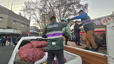Desalojaron a cientos de manteros en Liniers con un operativo policial Desalojaron a cientos de manteros en Liniers con un operativo policial
