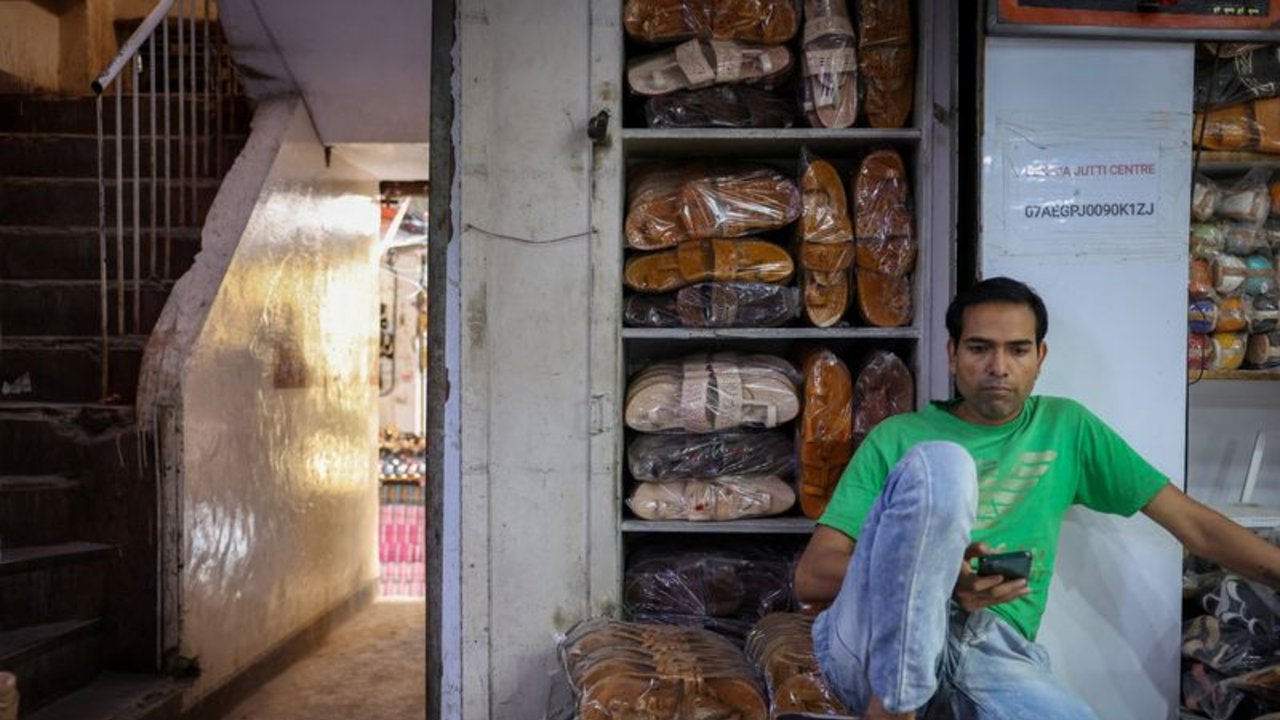 Prada estudia colaborar con artesanos indios del calzado tras el escándalo de las sandalias