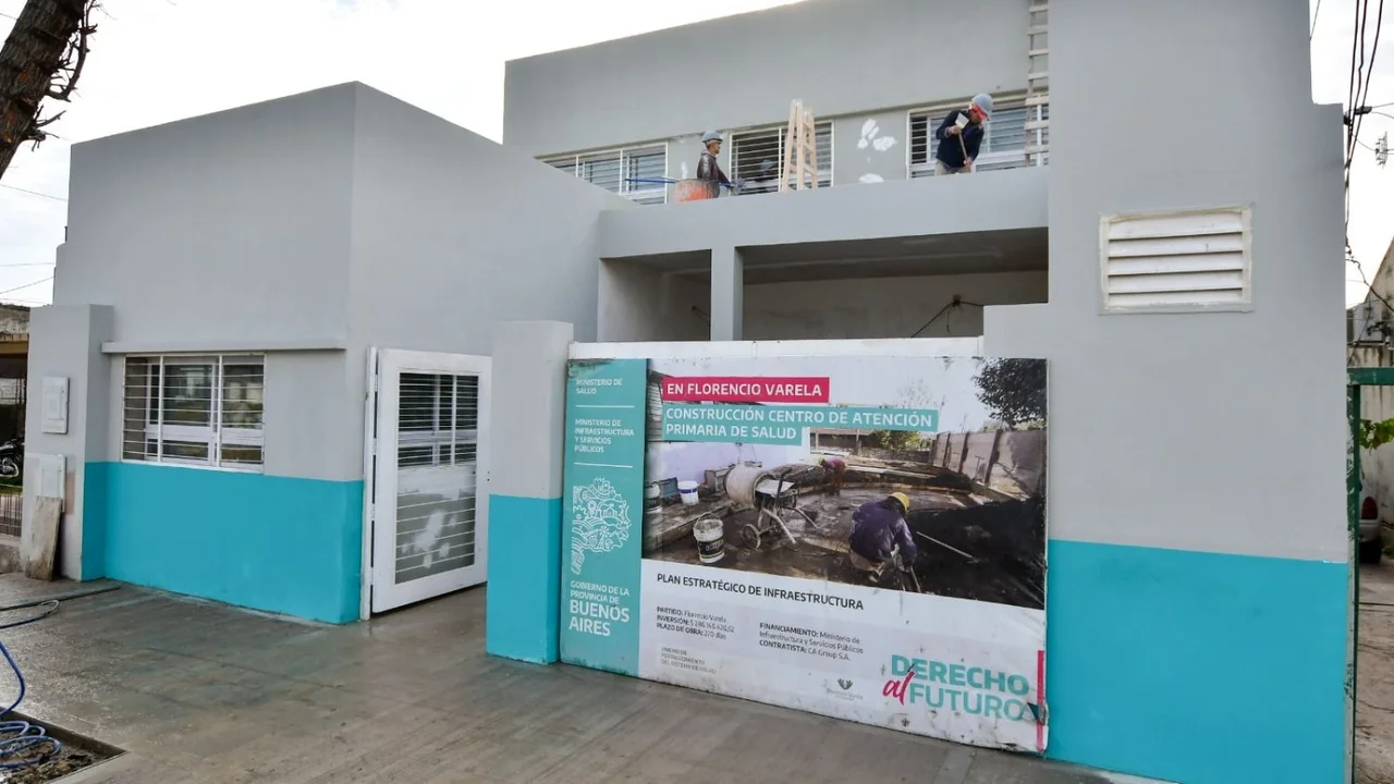 Watson visitó la obra del CAPS en un barrio de Florencio Varela