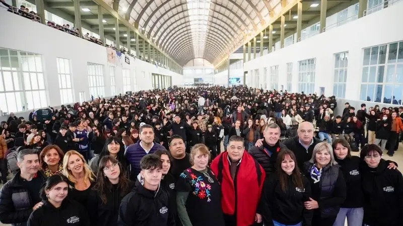 Mario Ishii entregó buzos a estudiantes: "La educación es una decisión estratégica para salir de la vulnerabilidad"