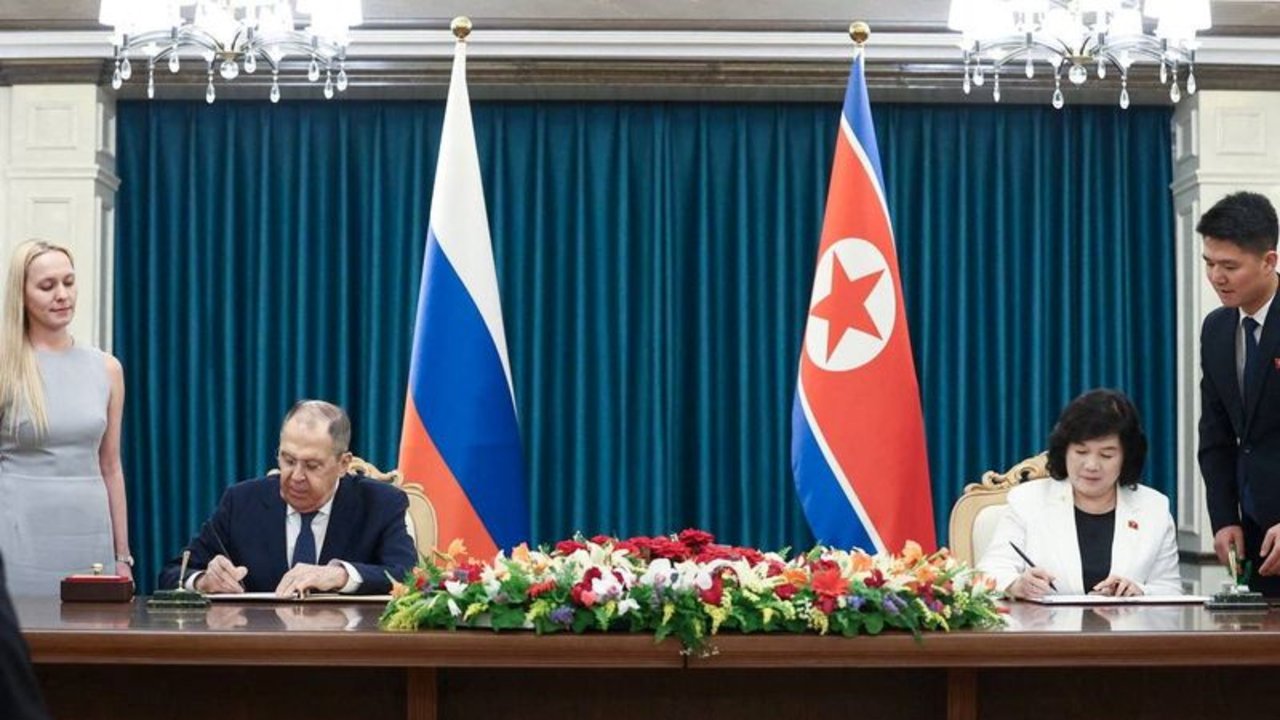 El ruso Lavrov se reúne con el líder norcoreano Kim, elogia lazos como "hermandad invencible"