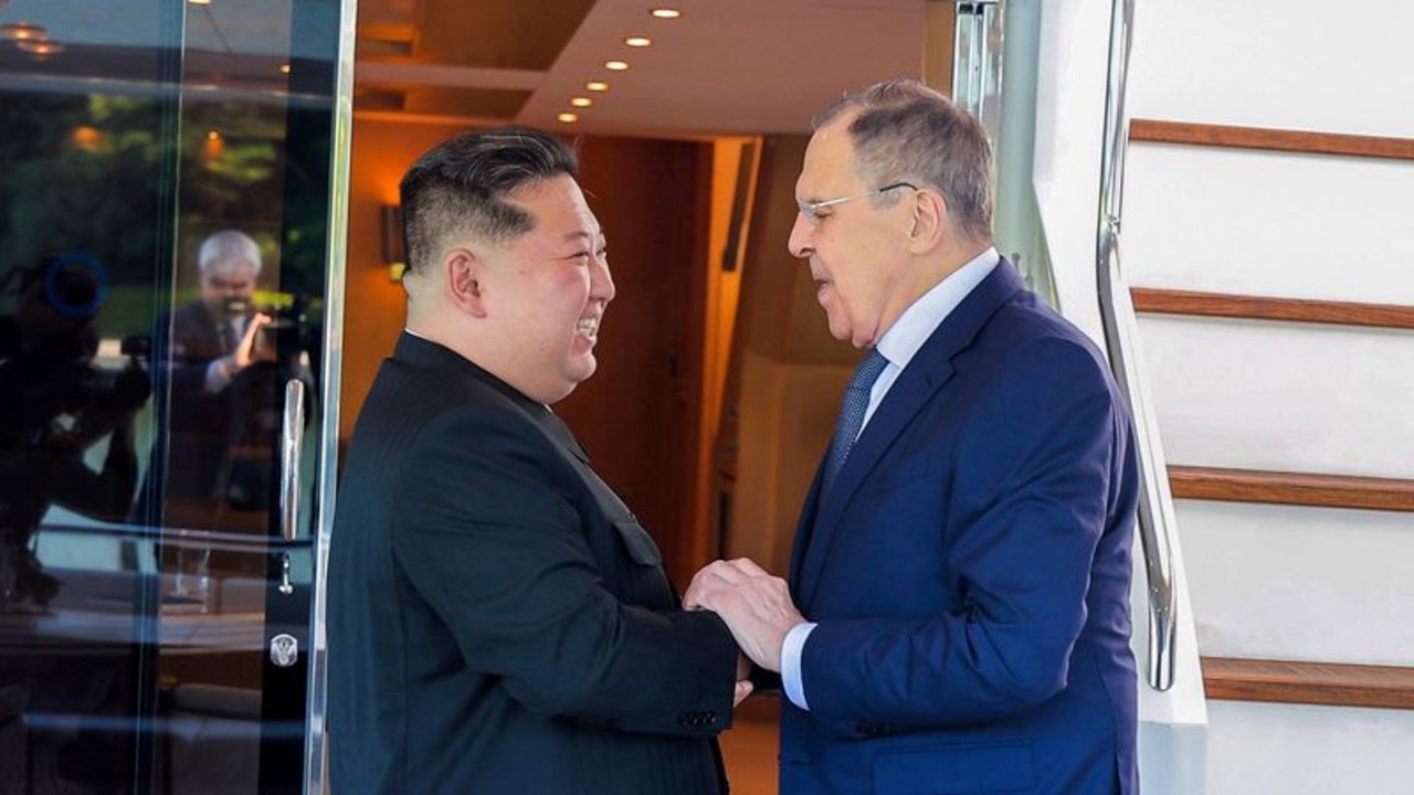 El líder norcoreano Kim dice que apoyará a Rusia para resolver la guerra de Ucrania