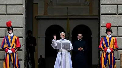 El papa León XIV escoltado por la Guardia Suiza. El papa León XIV escoltado por la Guardia Suiza.