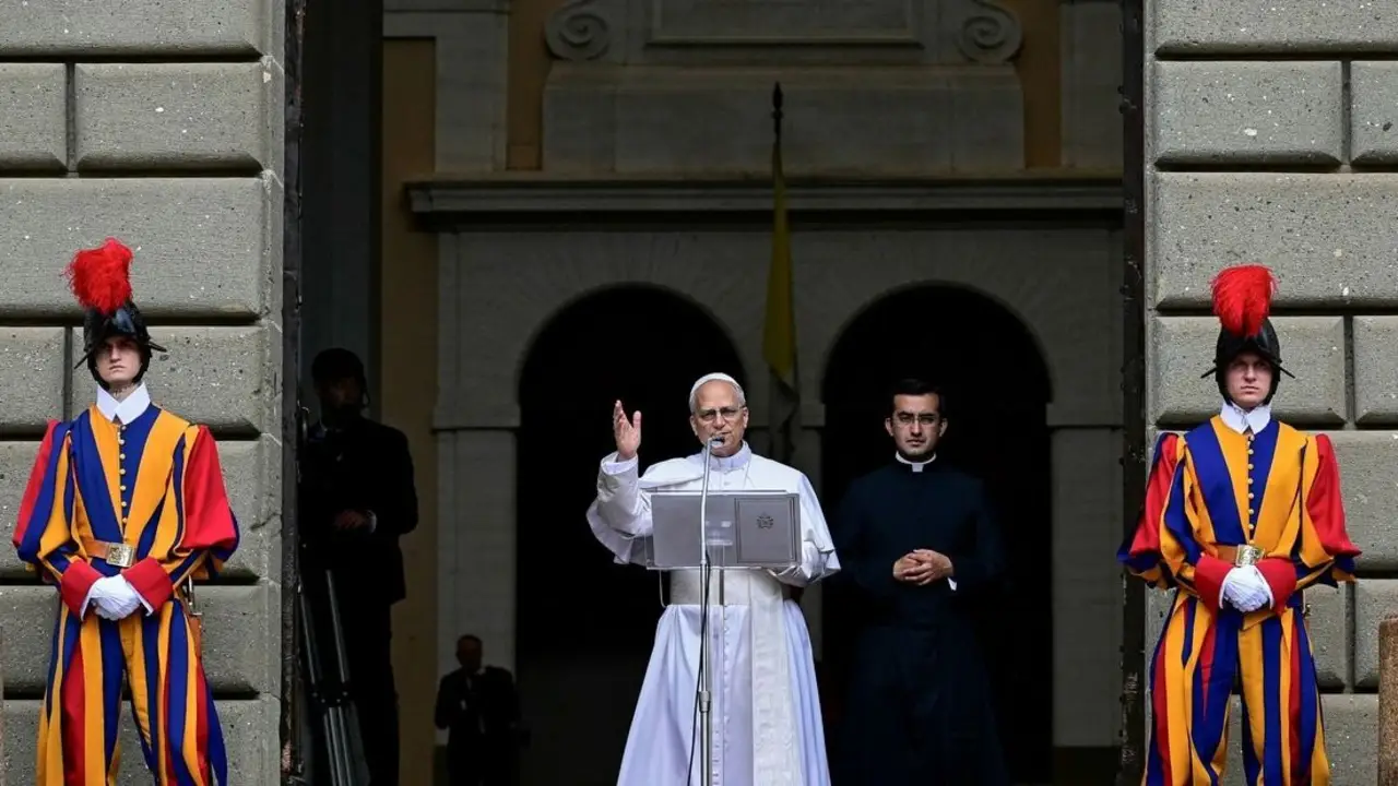 El papa León XIV escoltado por la Guardia Suiza.