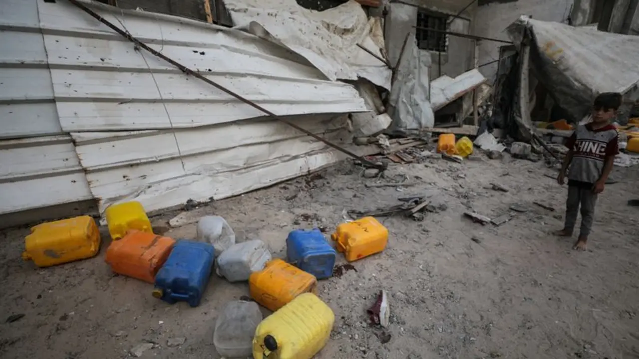 Un misil israelí mata a niños de Gaza que recogían agua, Ejército cita fallo de funcionamiento