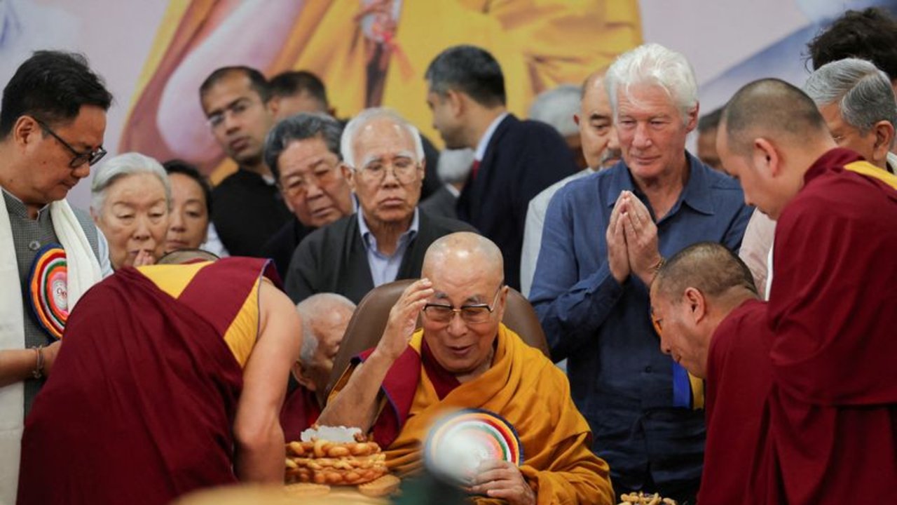 China dice que la sucesión del Dalai Lama es una "espina" en las relaciones con India