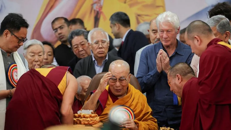 China dice que la sucesión del Dalai Lama es una "espina" en las relaciones con India