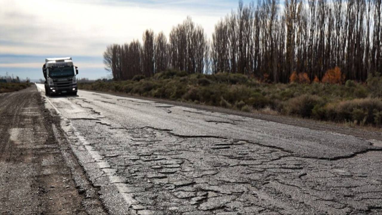 Alertan un "colapso" en las rutas del país por la falta de obras del gobierno de Milei: “El 50% están en mal estado"