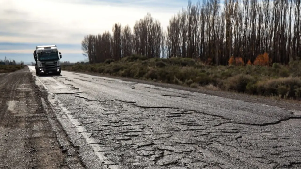 Alertan un "colapso" en las rutas del país por la falta de obras del gobierno de Milei: “El 50% están en mal estado"