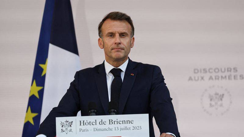 El presidente francés Macron anuncia un plan para acelerar el gasto militar