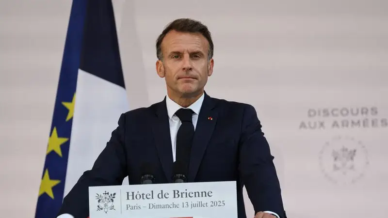El presidente francés Macron anuncia un plan para acelerar el gasto militar