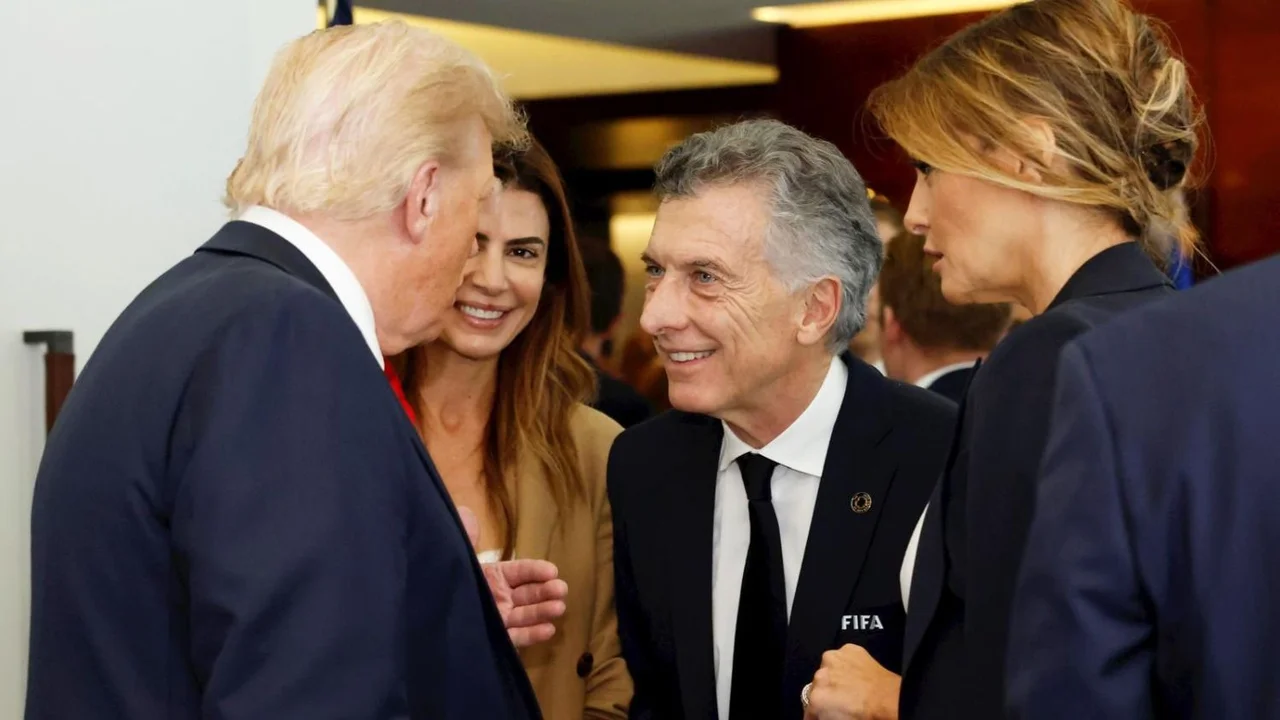 Con el traje de la FIFA, Macri se sacó una foto con Trump en Miami