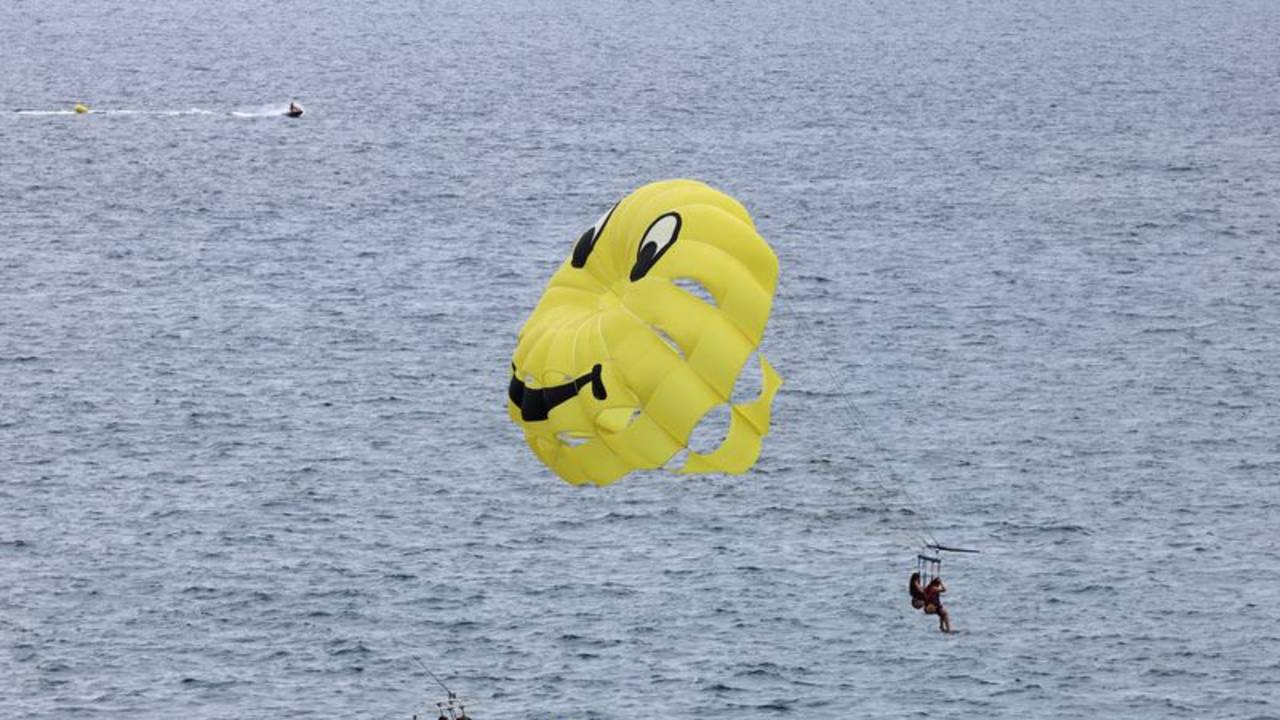 Los españoles luchan por disfrutar de sus playas ante la avalancha de turistas extranjeros