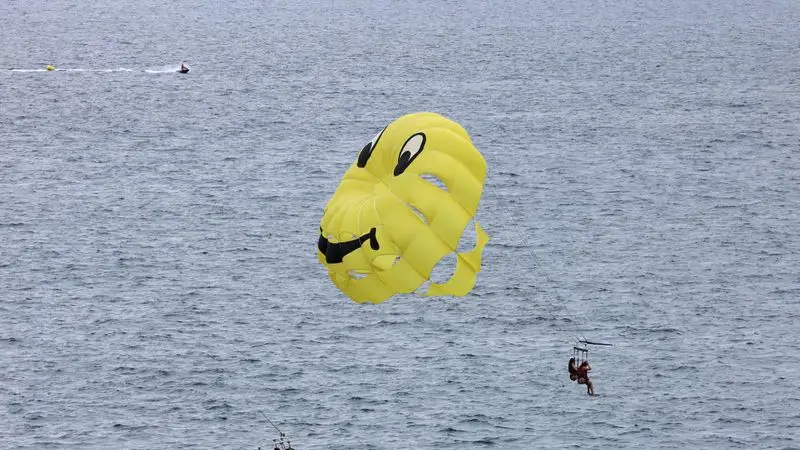 Los españoles luchan por disfrutar de sus playas ante la avalancha de turistas extranjeros
