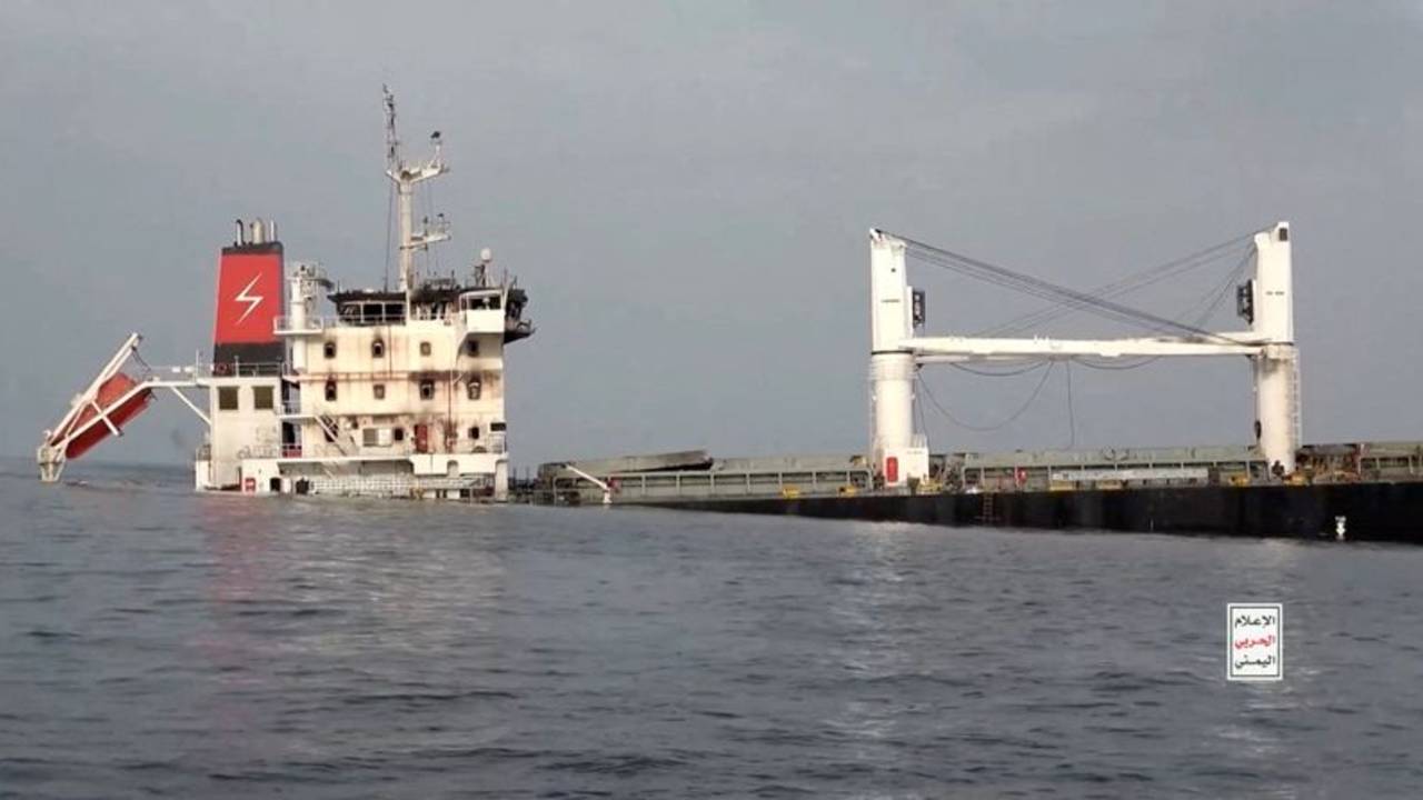 Trasladan a Arabia Saudí a la tripulación rescatada del barco griego hundido por los hutíes