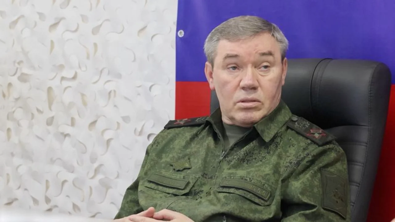 El jefe militar ruso Guerásimov inspecciona las fuerzas que combaten en el este de Ucrania