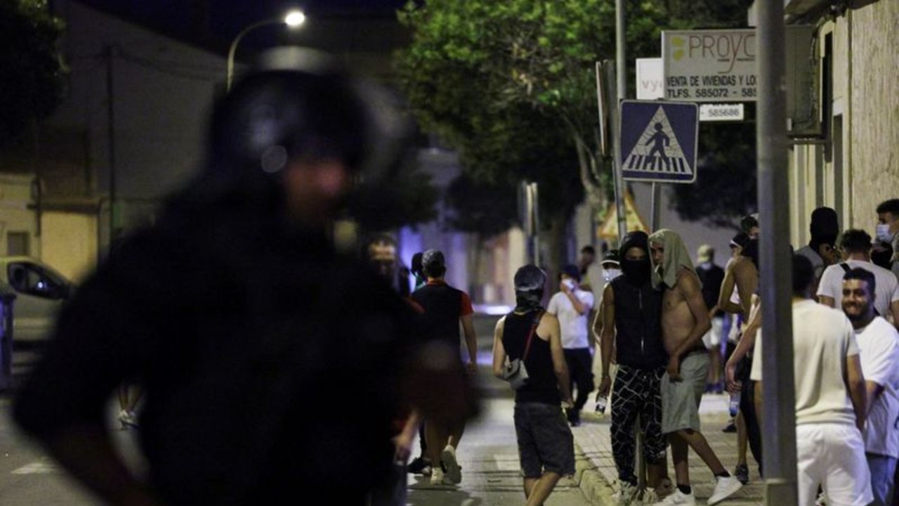Ocho detenidos tras un enfrentamiento entre grupos de extrema derecha y migrantes en España