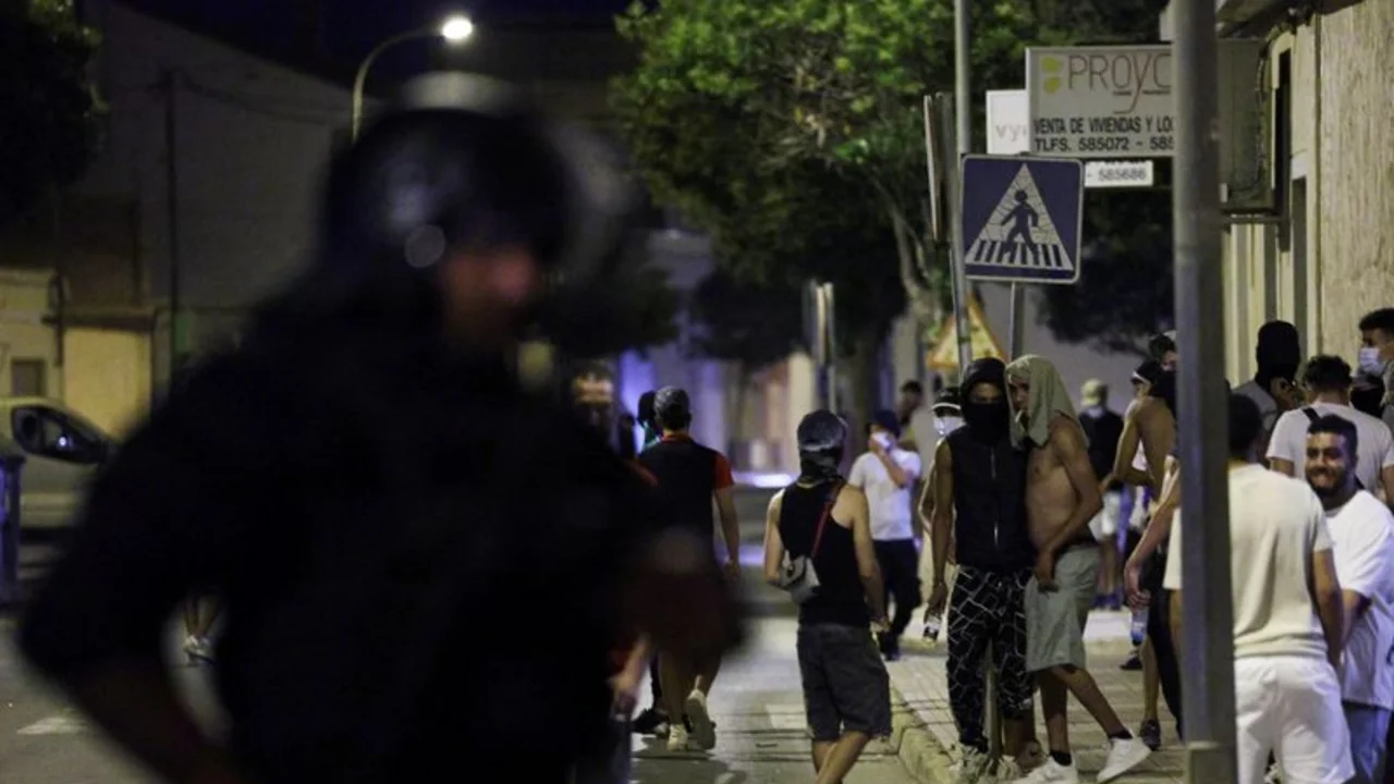 Ocho detenidos tras un enfrentamiento entre grupos de extrema derecha y migrantes en España