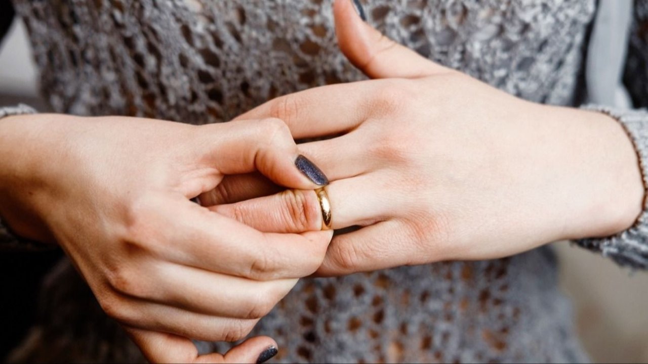 ¿Cómo se remueve un anillo que quedó atorado en el dedo?