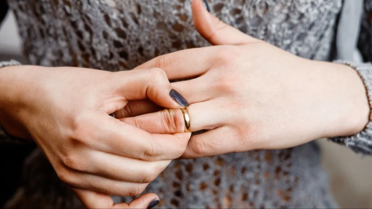 ¿Cómo se remueve un anillo que quedó atorado en el dedo?