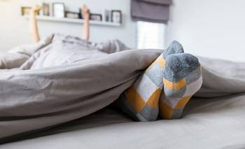 Dormir con medias: qué dice la psicología sobre este hábito | Psicología