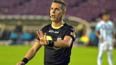 Un jugador destruyó a un árbitro del fútbol argentino: "El equipo del poder"