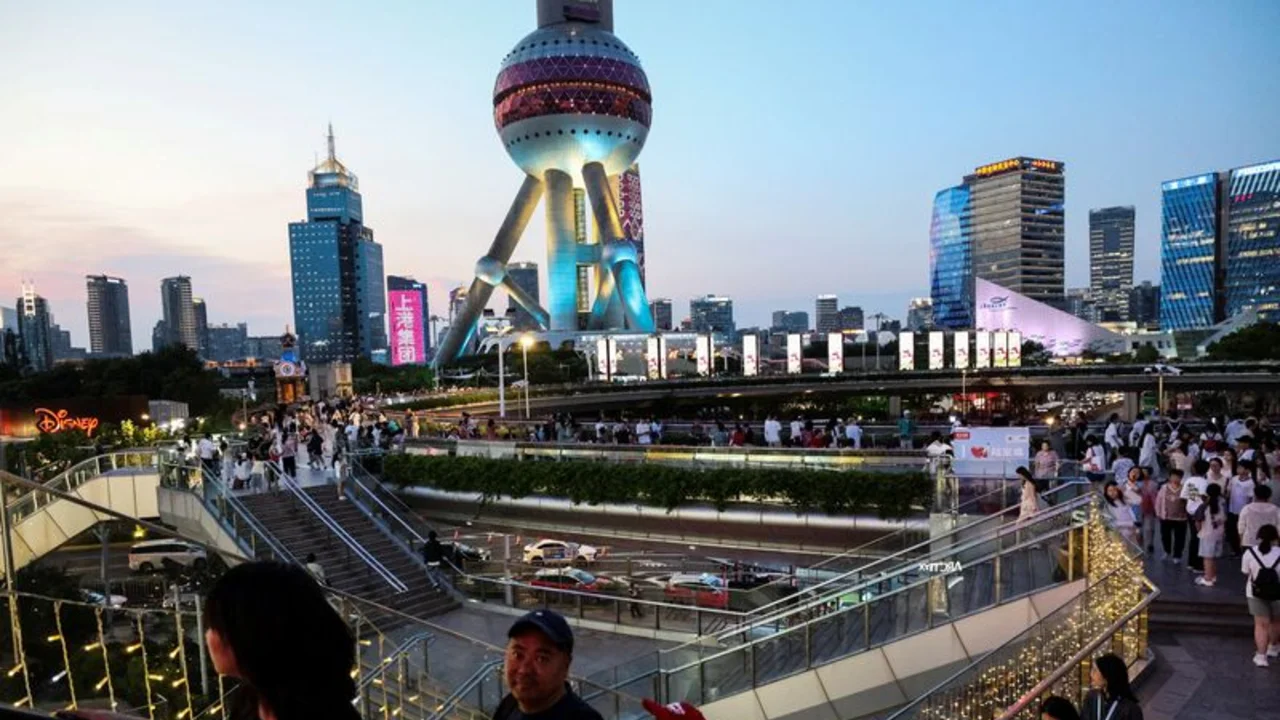 China se ralentiza al frenarse el consumo con el riesgo de los aranceles en el horizonte