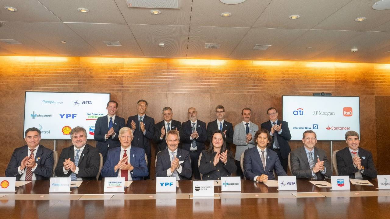 Directivos de empresas y bancos firman el acuerdo histórico de financiamiento para el oleoducto Vaca Muerta Sur.