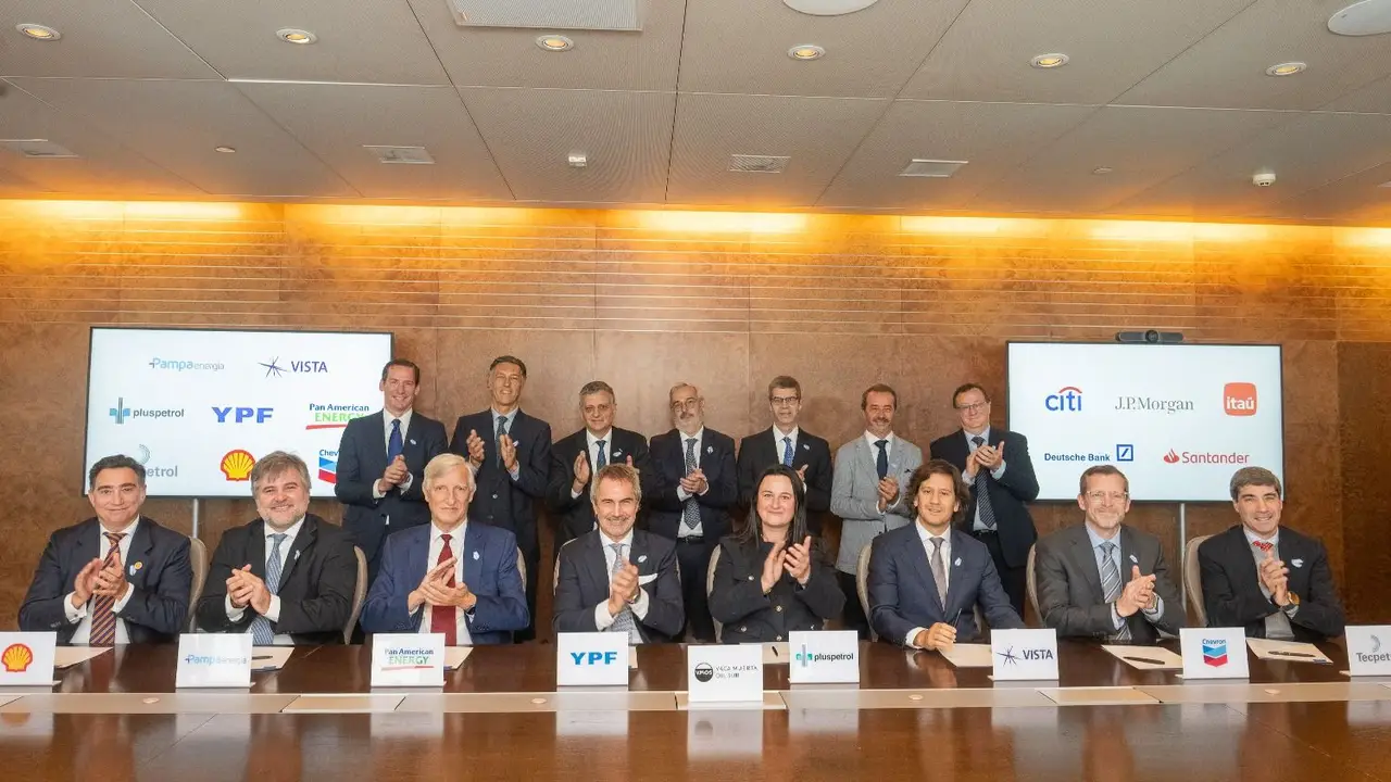 Directivos de empresas y bancos firman el acuerdo histórico de financiamiento para el oleoducto Vaca Muerta Sur.
