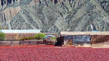 El pueblo teñido de rojo que se esconde entre las montañas para una escapada de fin de semana