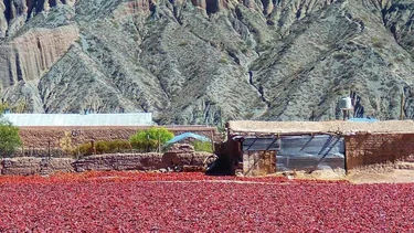 El pueblo teñido de rojo que se esconde entre las montañas para una escapada de fin de semana