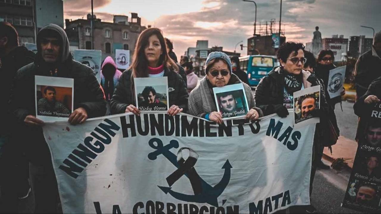 Denuncian que Milei cerró la Junta de Seguridad que investigaba muertes por hundimiento de barcos