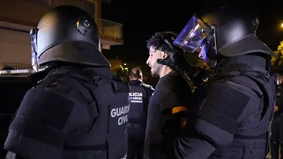 Comunidad marroquí llama a la calma tras los enfrentamientos antimigrantes en una ciudad española Comunidad marroquí llama a la calma tras los enfrentamientos antimigrantes en una ciudad española