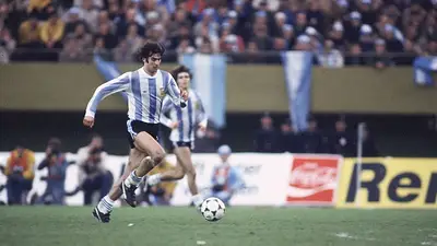 Kempes con la pelota Adidas Tango Kempes con la pelota Adidas Tango