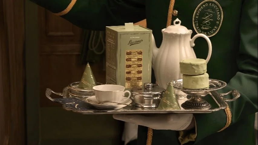 alfajores y conitos con corazón de pistacho.