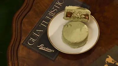 alfajores y conitos con corazón de pistacho. alfajores y conitos con corazón de pistacho.