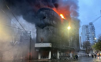 Alerta por importante incendio y derrumbe en un depósito de La Plata | La plata