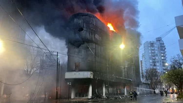 Alerta por importante incendio y derrumbe en un depósito de La Plata