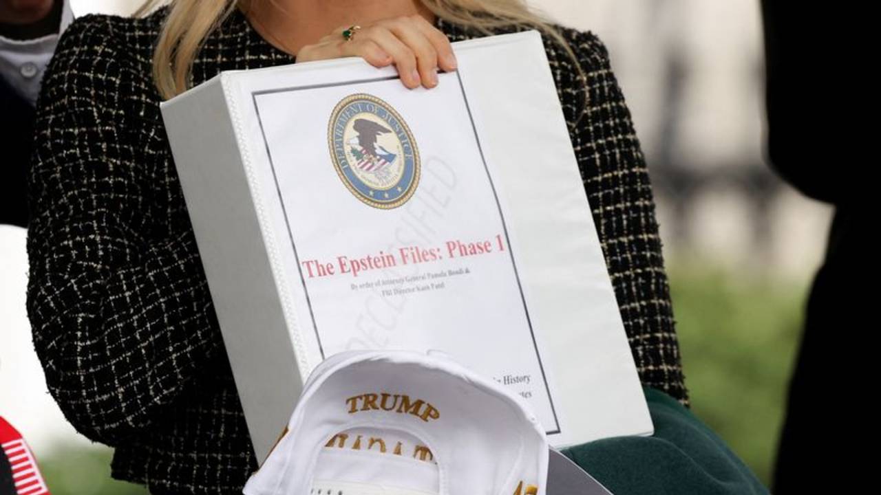 Trump y la Casa Blanca buscan frenar implicaciones por teorías de la conspiración sobre Epstein